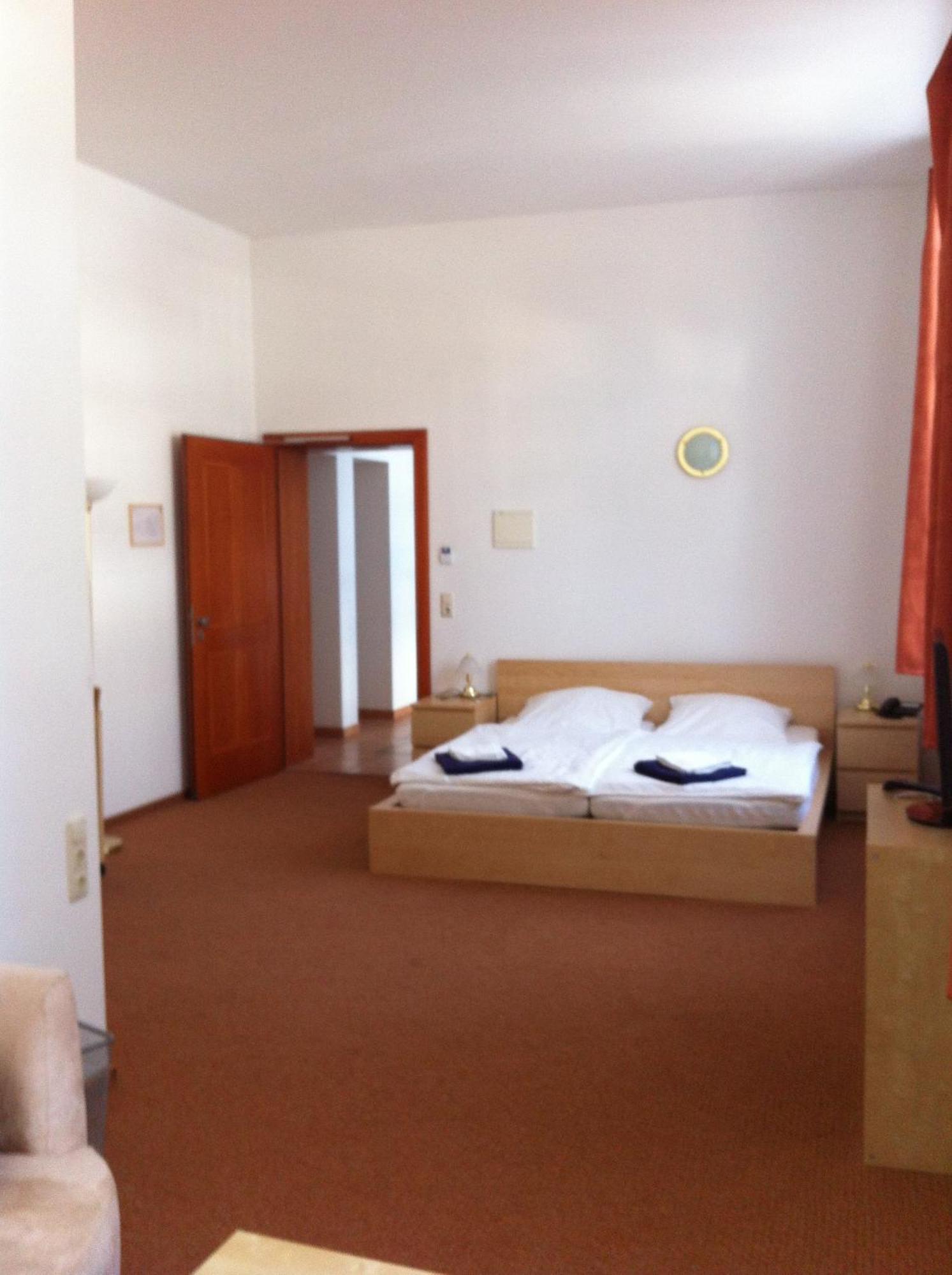 Hotel Zum Buegeleisen Duisburg Buitenkant foto